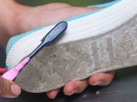 Có nên giặt giày bằng máy giặt hay không? Hướng dẫn cách làm sạch giày tại nhà mà không phải giặt