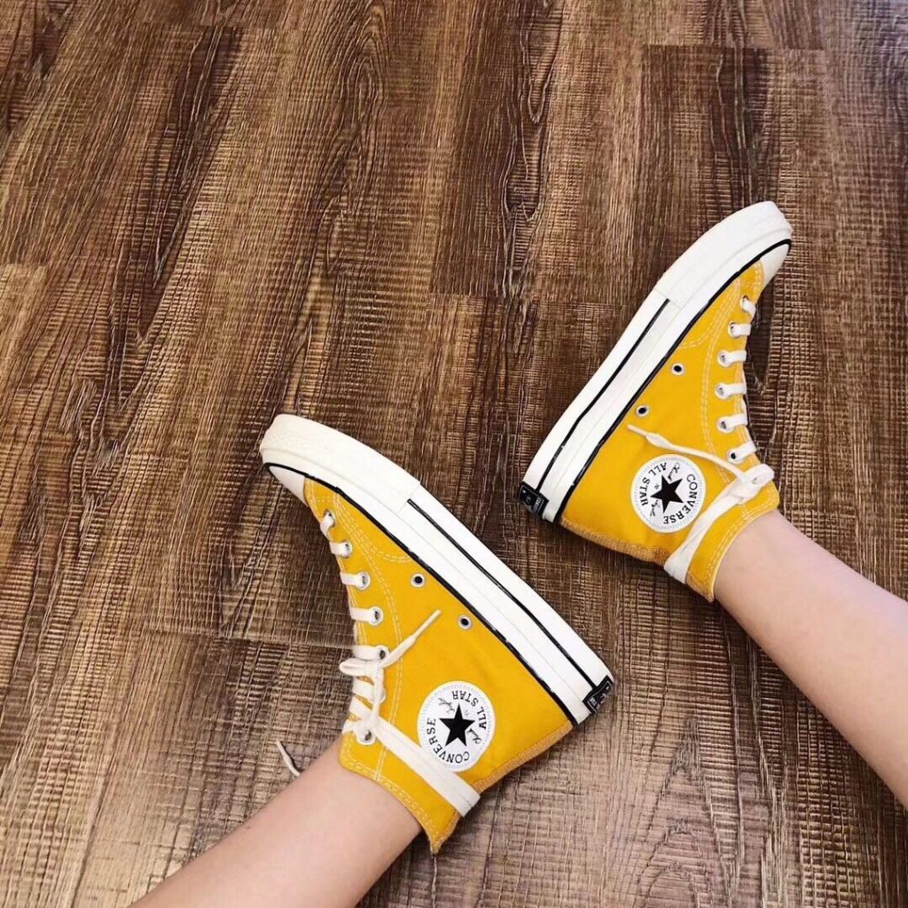 Giày converse vàng sunflower và tips phối đồ tạo phong cách