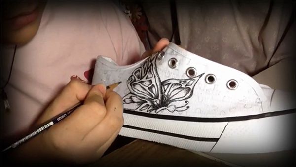 Custom Giày là gì? Cách custom/vẽ giày tại nhà cực kì đơn giản